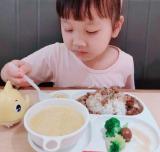 孩子吃饭时间长 边吃边玩怎么破？